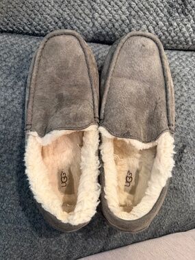 Uggs ascot size 12 women/10men